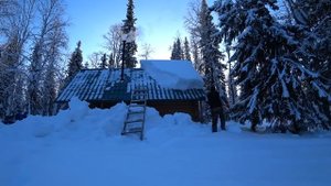 Дом в тайге! Спасаю избу от снега! Красота северной природы! Готовлю еду в печи. Таёжный быт.