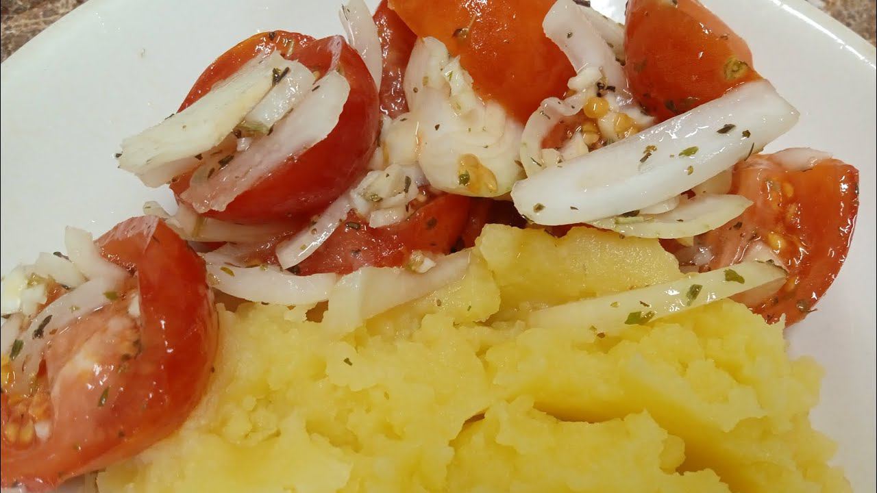 Очень вкусная закуска из помидор. Съедается и лук и маринад. Безумно вкусно.