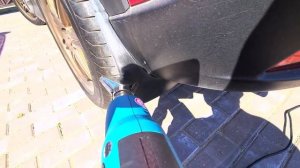 убираем белый налёт на брызговиках машины