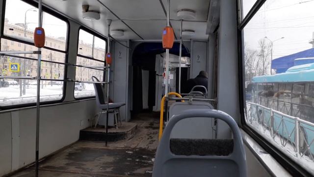 Санкт-Петербург. 52 трамвай около станции метро Автово