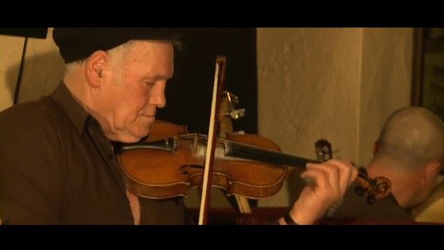 Traveller's Rest Clip 4 - Traditional Irish Music from LiveTrad.com смотреть онлайн