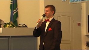 поёт Николай Горобец (награждение олимпийца А. Денисенко)