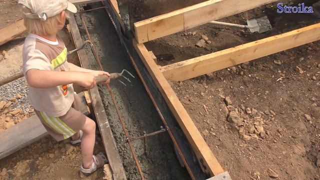 Выгрузка бетона в деревянную опалубку
