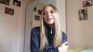 Очень красивая девушка с очень нежным и проникновенным голосом!