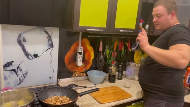 Простой и не сложный рецепт картофеля по деревенски на сковороде.
