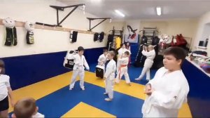 я на каратэ 2 ряд белый пояс