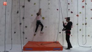 Детская тренировка на скалодроме