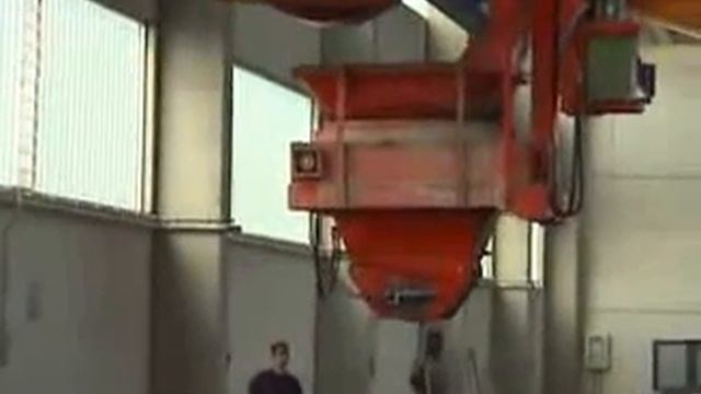Подача бетона из кюбеля в бетоноукладчик.