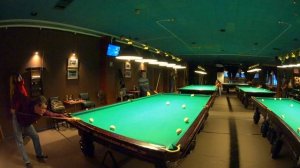 Средней сложности свояк в среднюю лузу в русском бильярде в исполнении Владимира