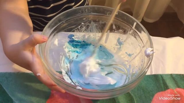 FOR KIDS. МАЛЫШ ДЕЛАЕТ ЛИЗУНА смотреть онлайн