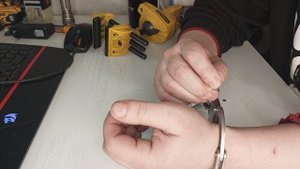 Как открыть наручники