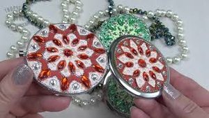 Декор карманного зеркальца. Точечная роспись, стразы