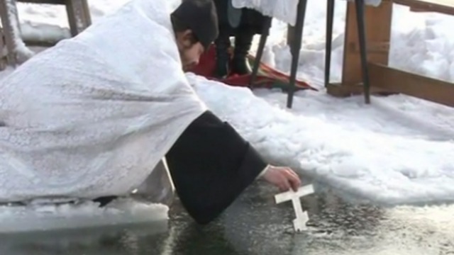 В деревне Уртюшка - Медведёвка идёт подготовка к православному празднику Крещение господне.