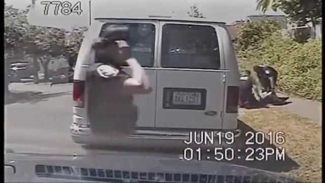 ЖЕНЩИНА-ПОЛИЦЕЙСКИЙ СНИМАЕТ ЧЕЛОВЕКА С ДВУМЯ НОЖАМИ смотреть онлайн