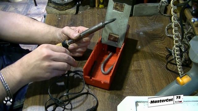 Футляр подставка для паяльника и паяльник два в одном ?