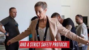 На вершине Бурдж-Халифа стюардесса авиакомпании Emirates Airlines