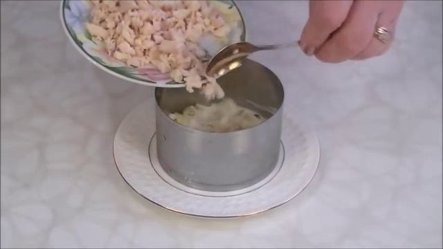 САЛАТ "КРАСНАЯ ШАПОЧКА " Слоёный салат с курицей! смотреть онлайн