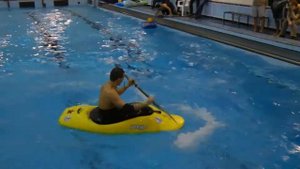 Из выступления на соревнованиях по каяк-фристайлу в бассейне на гладкой воде.