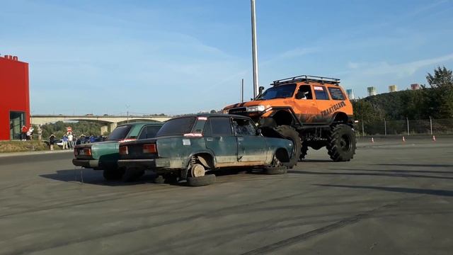 Шоу каскадёров. Бигфут против легковушек. Автошоу АВТОМОЛЛ. смотреть онлайн