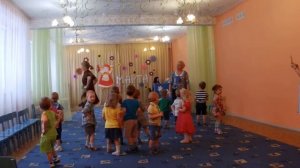 8 марта в первой младшей группе. Танец.