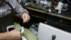 Замена молнии на ботинке.