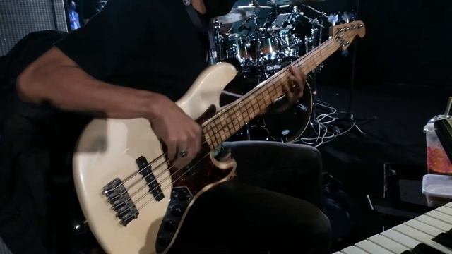 CAN'T FIGHT THE MOONLIGHT-ALL TOGETHER NOW MALAYSIA-MINGGU 8-BASS CAM смотреть онлайн