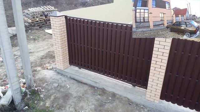 Забор по периметру из профнастила - профлиста, Фасад забора - Штакетник металлический с колоннами смотреть онлайн