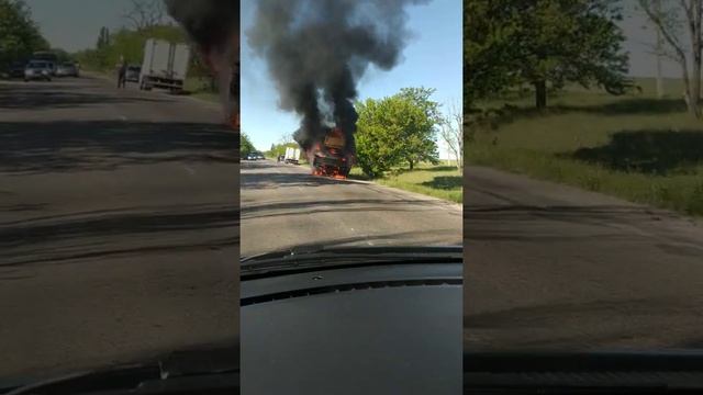 Видео вайбер-канала "ДТП и дороги Николаева". Под Николаевом пылает автокран