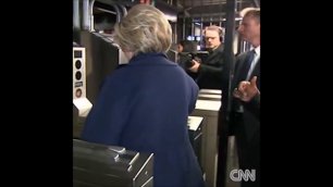 США. Хилари Клинтон в метро (07.04.2016 г.)