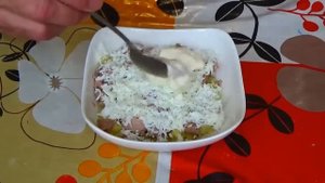 Салат из печени трески с огурцом. Печень трески рецепты салатов. Салат печень трески классический
