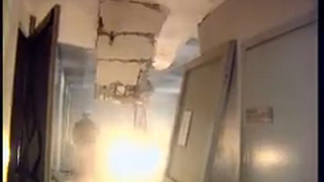 Робот-разрушитель Brokk 90 с гидромолотом и захватом смотреть онлайн