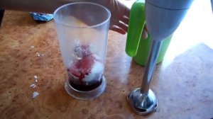 Коктейль из мороженого. Молочный напиток. Milkshake of ice cream in a blender