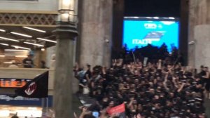 Исполнение фанатами ФК Милан гимна клуба на вокзале Милана перед игрой 22.05.2022 г.