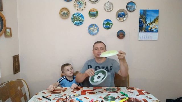 Кормушка для птиц из пластиковых тарелок и CD-дисков