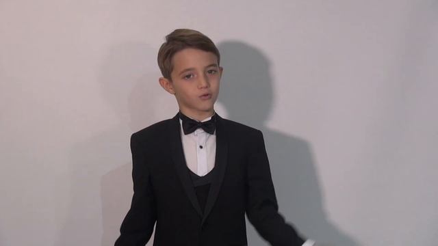 "Я выхожу на сцену"- читает  харизматичный Микаэль