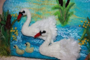 Валяю брошку для декора сумки ЛЕБЕДИ / мокрое валяние + фелтинг