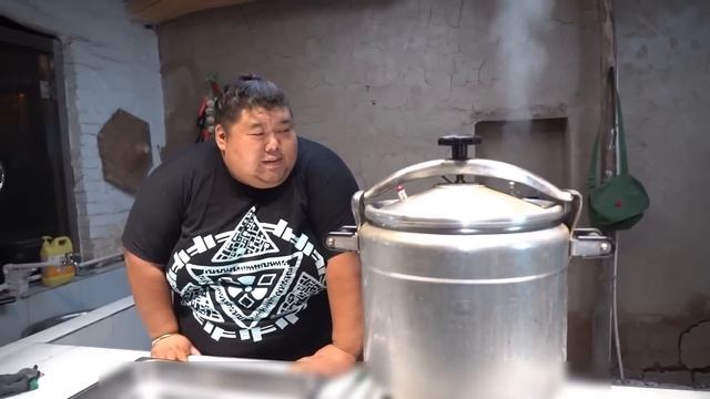 My friend wants to eat pig's trotters, Brother Hou buys 40 catties of braised pork in a pot смотреть онлайн