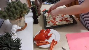Готовим картофель в духовке с ломтиками сала и овощами! Очень вкусно!)