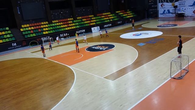 Футбол на пол поля с маленькими воротами. смотреть онлайн