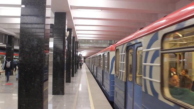 Два поколения поездов на станции "Каширская" - 81-717/714 и 81-775/776/777 "Москва-2020" смотреть онлайн