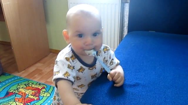 Ребенку 8 месяцев.Что умеет,