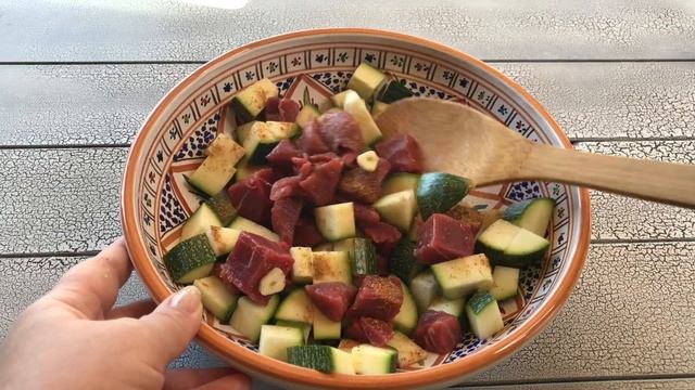 ? Кабачки с мясом и сметаной в горшочках в духовке — видео рецепт