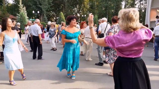 ЖИВЁТ, ЖИВЁТ В ЭТОМ ДОМЕ ГАЛИНА! СЧАСТЛИВЫЕ МОМЕНТЫ ИЗ ПАРКА ГОРЬКОГО ХАРЬКОВ 2021 смотреть онлайн