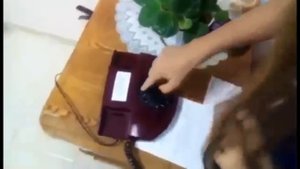 Девочка не знает как звонить по дисковому телефону