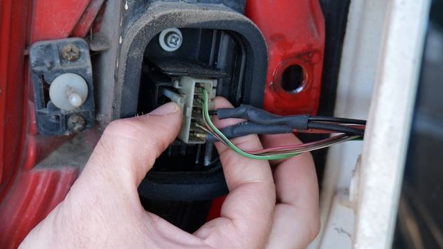 Come sostituire il Fanale posteriore rotto su FIAT Panda 169 смотреть онлайн