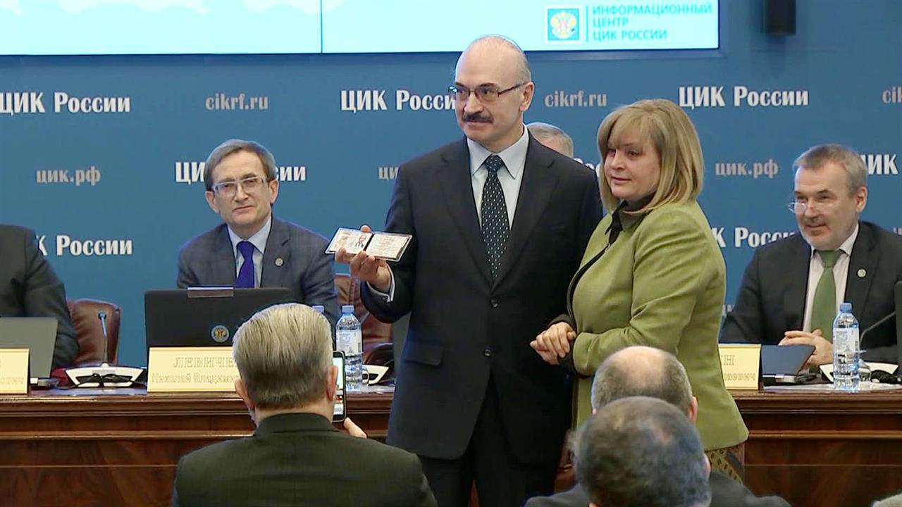 Центризбирком РФ проверил сданные подписи и зарегистрировал кандидатом в президенты Владимира Путина