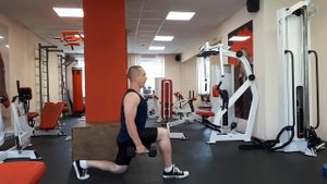 обратные выпады с гантелями