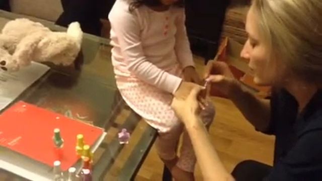 Зара красит ногти смотреть онлайн