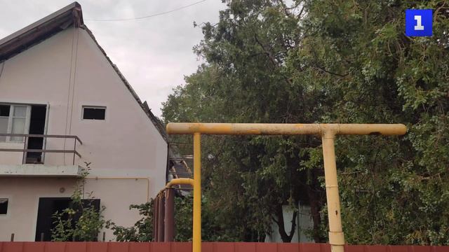 В Андреевке стихия поломала деревья и повредила крыши домов