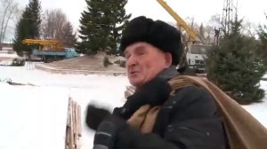 Елочка нравится? Пенсионер из Бийска.